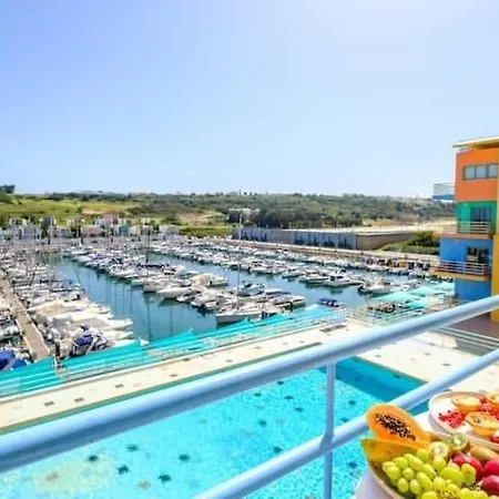 Sky Vista - Beautiful Marina Views Holiday home