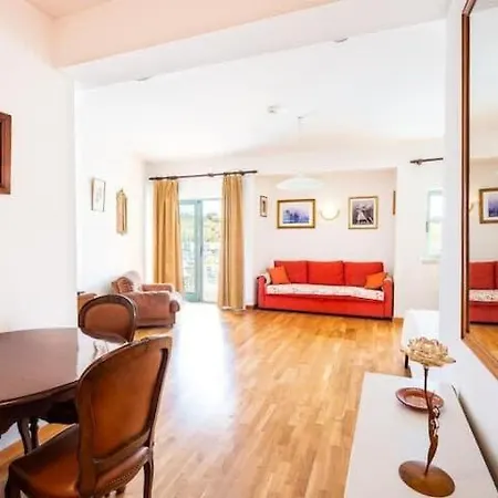 Sky Vista - Beautiful Marina Views Holiday home *